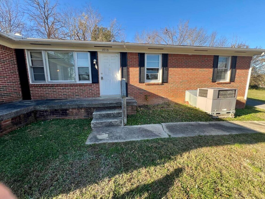 3 Bedroom Duplex near Murfreesboro City Center! *Large Carport* - 3 Bedroom Duplex near Murfreesboro City Center! *Large Carport*