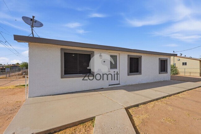 Building Photo - Welcome home to this beautifully updated 3-bedroom, 2-bathroom