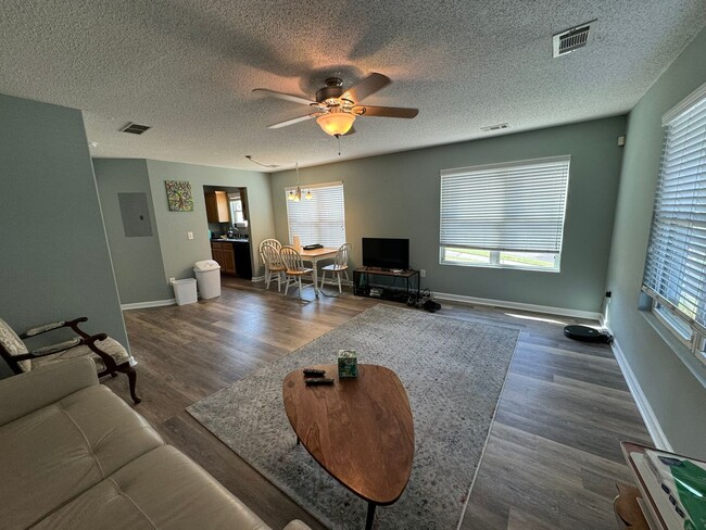 Foto del edificio - Awesome Standalone Townhouse at Bridgewater!