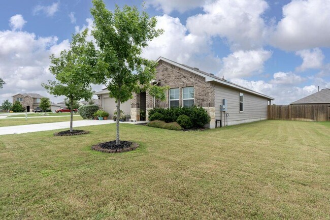 Building Photo - 1444 Acorn Wood