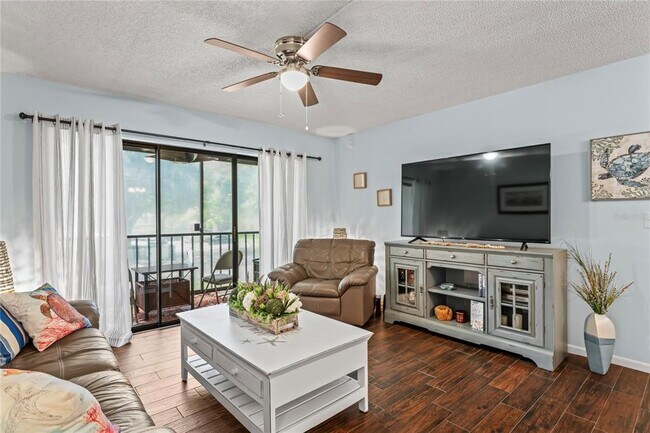 Foto del edificio - 3232 Lake Pine Way E