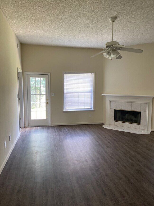Foto del edificio - Leasing NOW. Killearn Lakes home with fenced in backyard