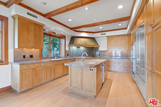 Foto del edificio - 323 Adelaide Dr