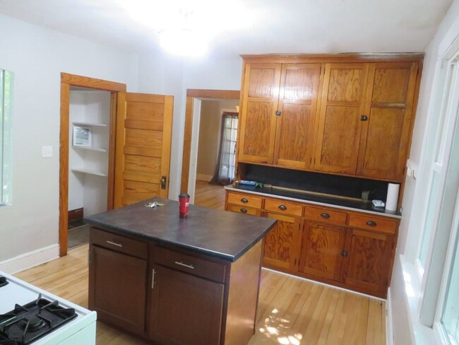 Building Photo - $1,000| 3Bd 1Ba|1143 E Madison St| Availab...