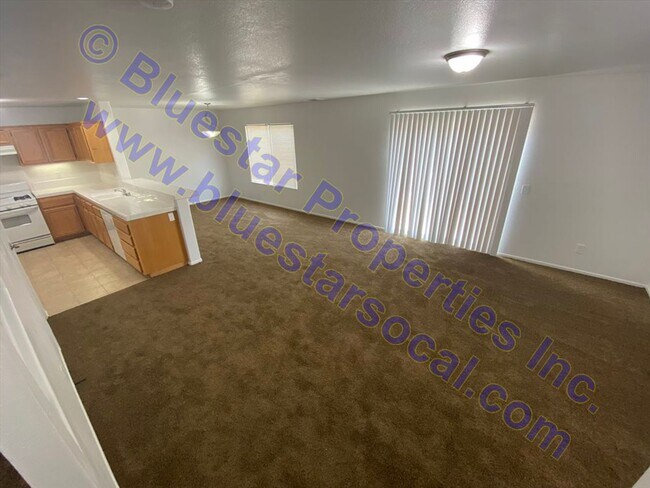 Foto del edificio - JUST LISTED!!!