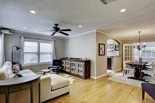 Building Photo - 1402 Gardenia Dr