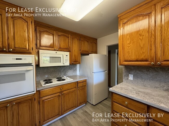 Building Photo - Beautiful and Large 3BR/2BA Duplex with ga...