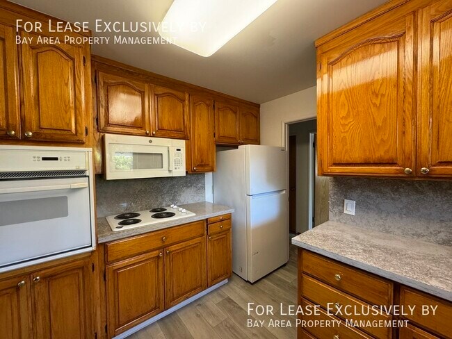 Foto del edificio - Beautiful and Large 3BR/2BA Duplex with ga...