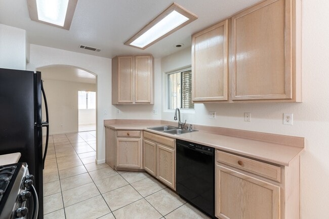 Building Photo - Two Bedroom Downstairs Condo