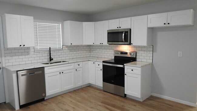 Foto del edificio - Newer Build - 3 bed -2bath Home in Indepen...
