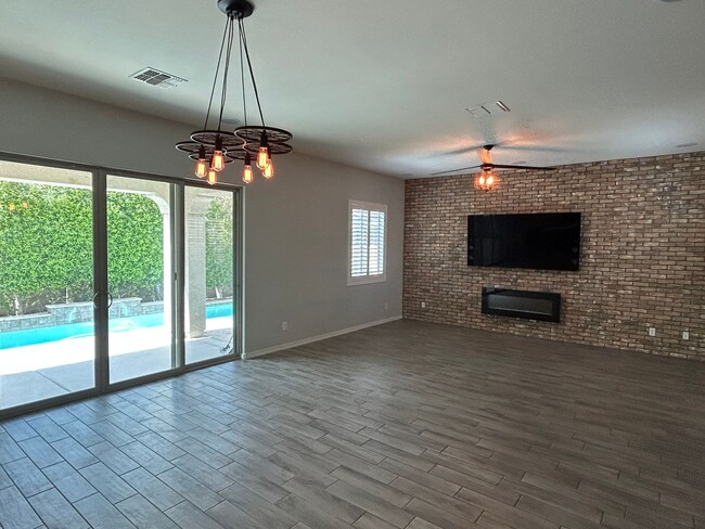 Building Photo - 4 bed + Loft 3 bath, Private Pool/Gated Co...