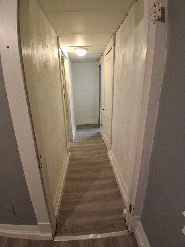 Building Photo - 2 Bedroom 1 Bath Renovated Apartment