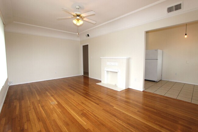 Building Photo - Gorgeous 2 bedroom 1 bathroom downstairs apartment available May 1, 2026 with a MOVE IN SPECIAL