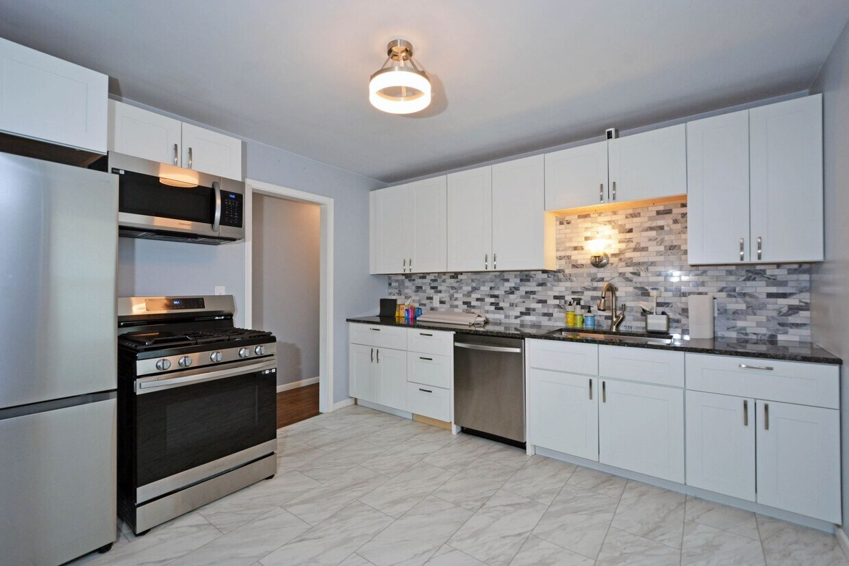Foto principal - Clean & Updated One-Level Living in Robbin...