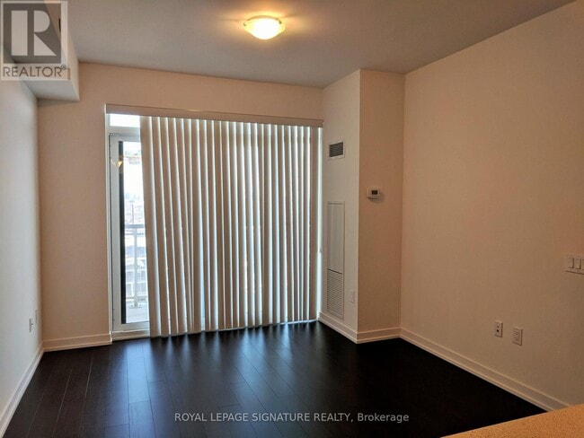 Photo du bâtiment - 2560 Eglinton Ave W