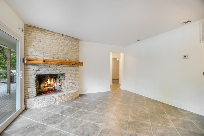 Building Photo - 2903 Edgewater Dr