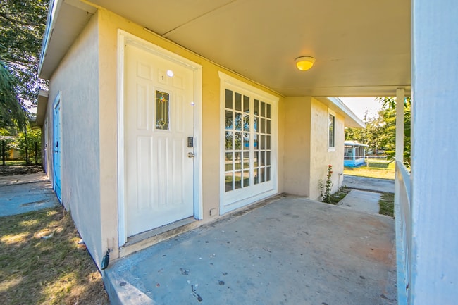 Building Photo - 2426 S Maple Ave