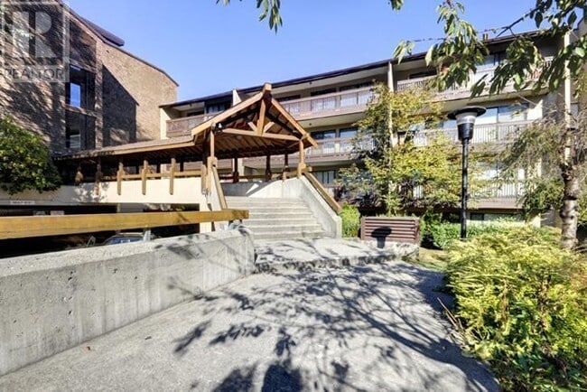Building Photo - 9857-9857 Manchester Dr