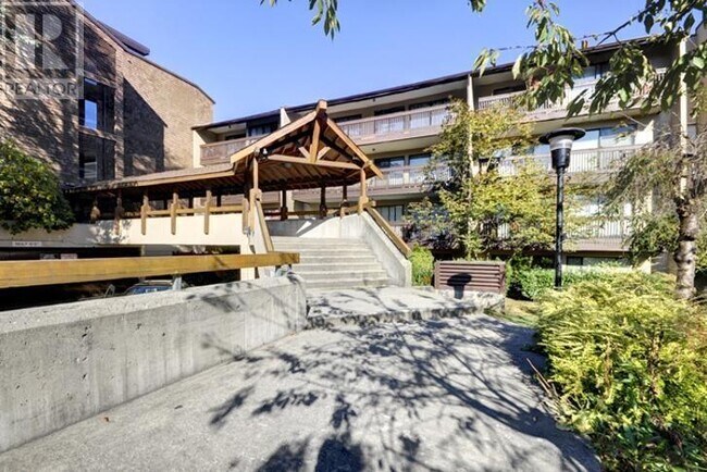 Photo du bâtiment - 9857-9857 Manchester Dr