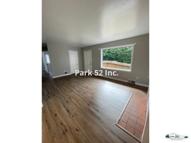 Building Photo - 2520 Sunset Dr W