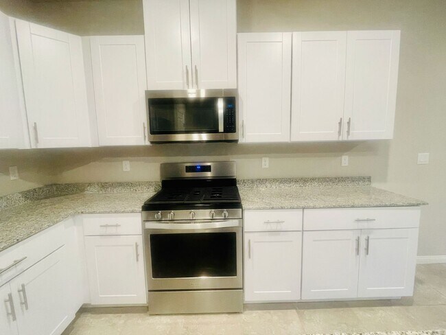 Building Photo - Newer 5 Bd, 3 Bth, Bonus Room, Open Floor ...