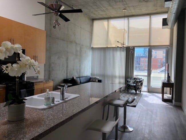 Foto del edificio - Beautiful East Village Top Floor Loft
