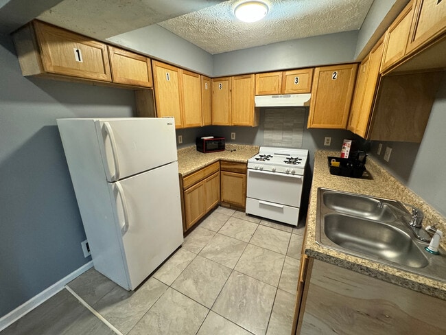 Building Photo - Room in Apartment on River Park Dr