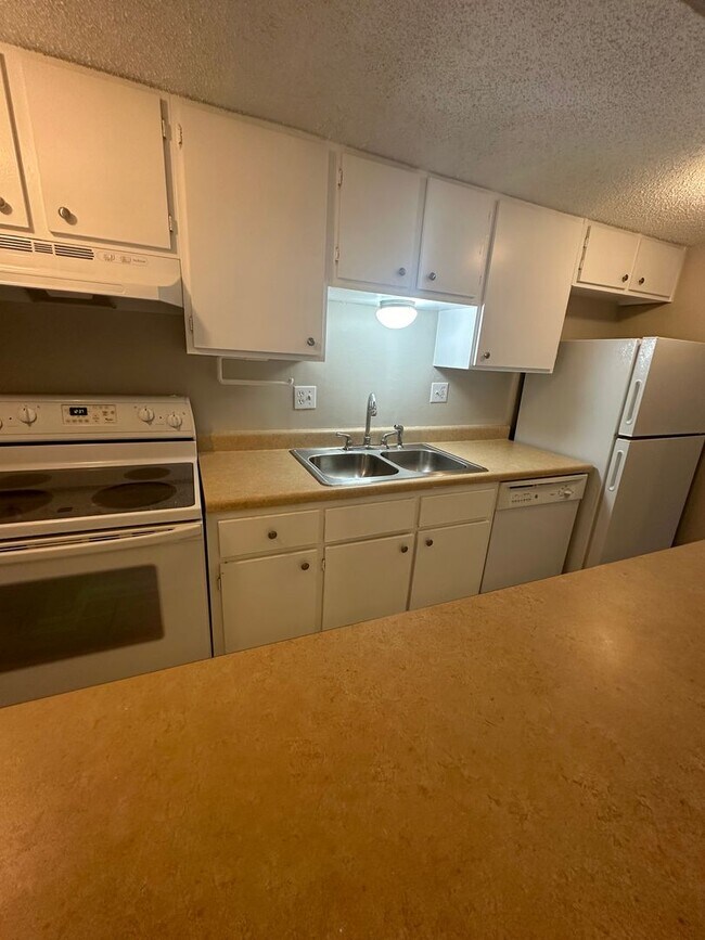 Building Photo - 1BD/1BA Townhouse located on the Germantow...