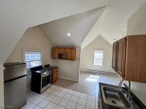 Building Photo - 163 Linden Ave