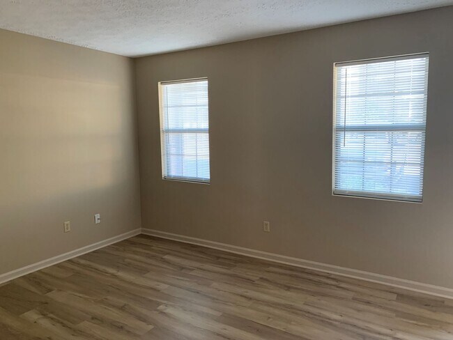 Foto del edificio - 2 Bedroom Townhouse off Greenview Drive