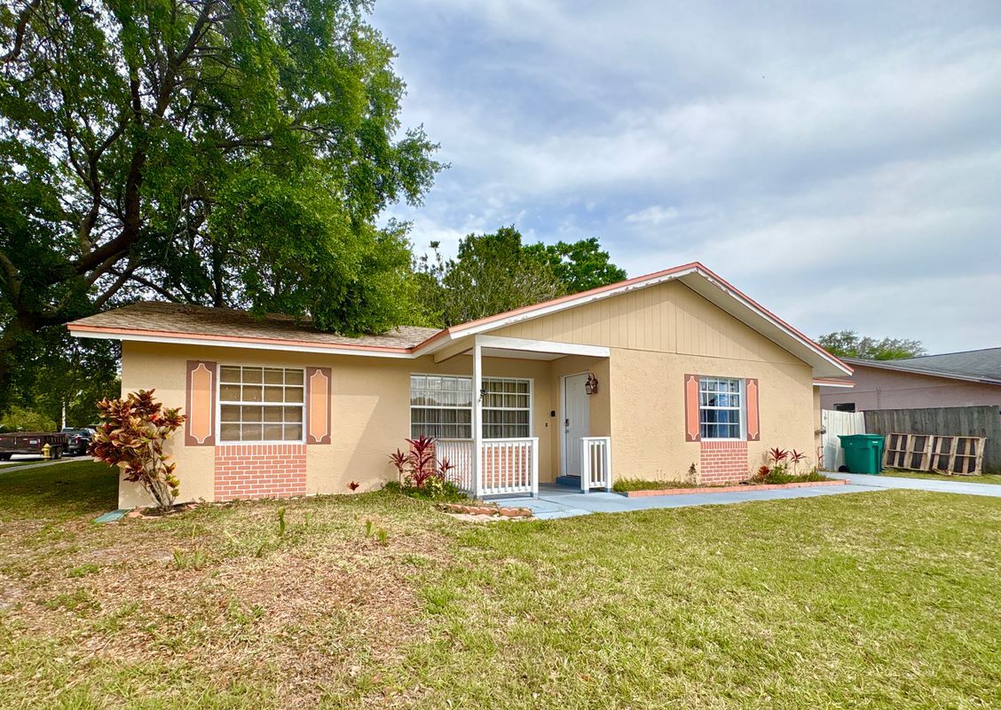 Foto principal - 2147 Sandalwood Dr