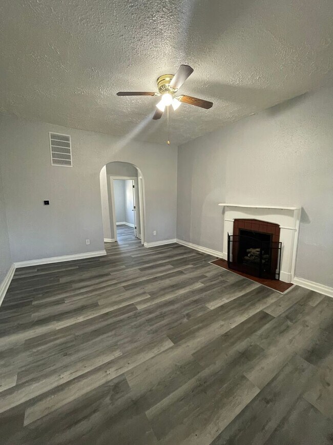 Building Photo - 2 Bed Home with Fenced Yard!