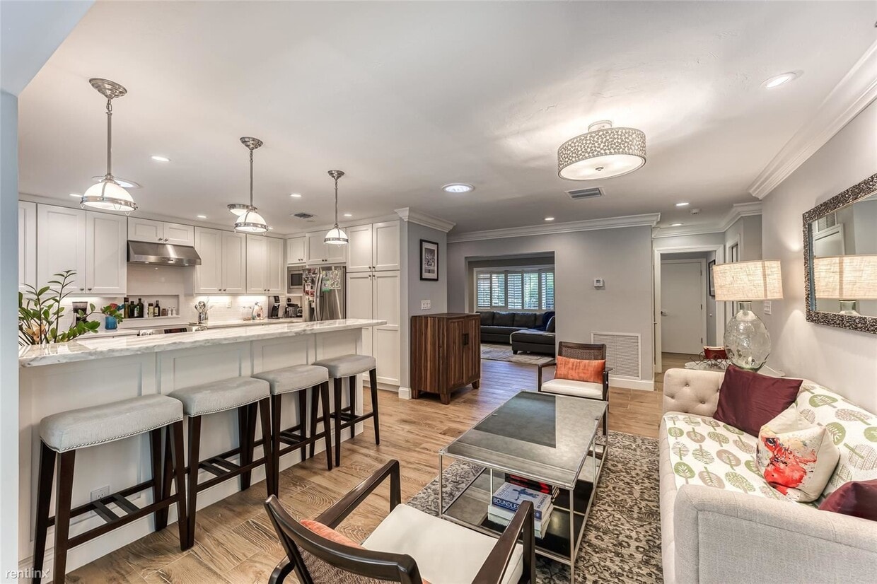 Primary Photo - 3 br, 2.5 bath House - 2433 NE 8th St # 0