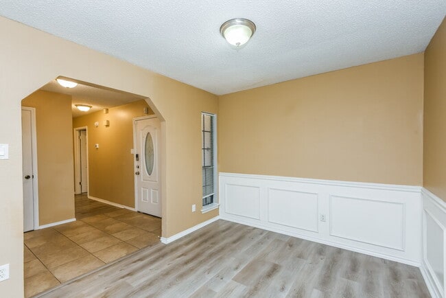 Building Photo - 2854 Southpark Ln