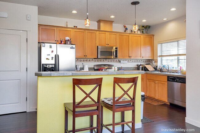 Building Photo - Spectacular 3BD Condo | Near Intel | Walk to MAX Station | Free High-Speed Internet | Water/Sewer...