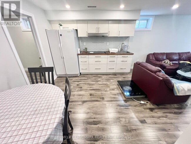 Building Photo - 18 Fountain Ct