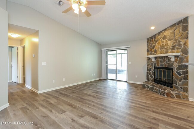 Foto del edificio - 1441 Kingfisher Ln N