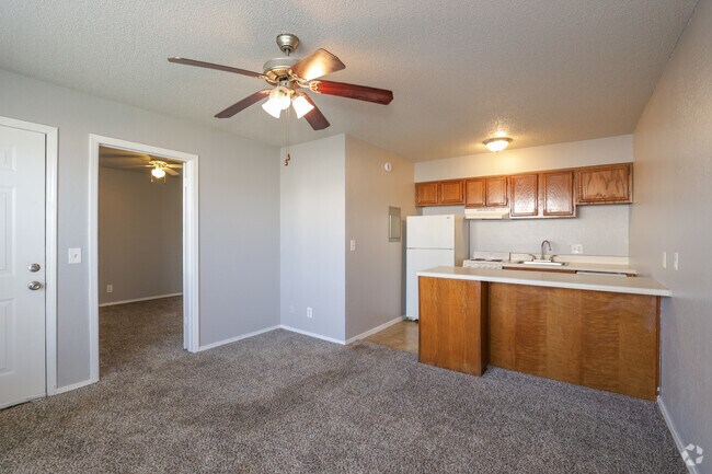 1 habitación, 1 baño - 750 pies cuadrados - Derecha - Sala de estar y cocina - Sullivans Landing Apartments