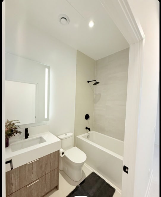 Building Photo - 308 Jarvis St