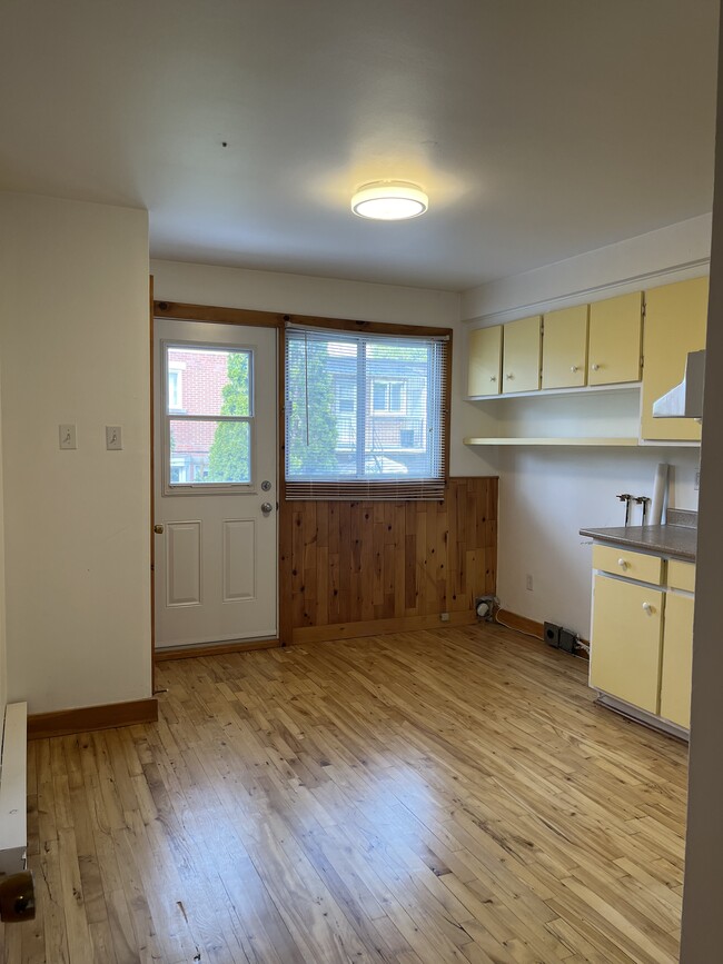 Building Photo - 5855 Rue De Cadillac