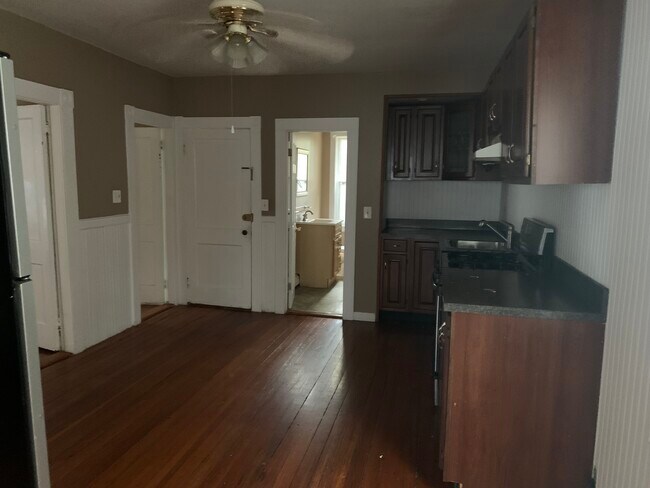 Building Photo - 32 Oak St