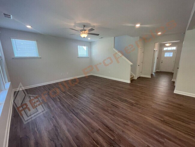 Foto del edificio - Lovely 4 Bedroom 2-Car Garage Home with Guest Suite in Main Level @ Sierra Heights, Clayton, Avai...