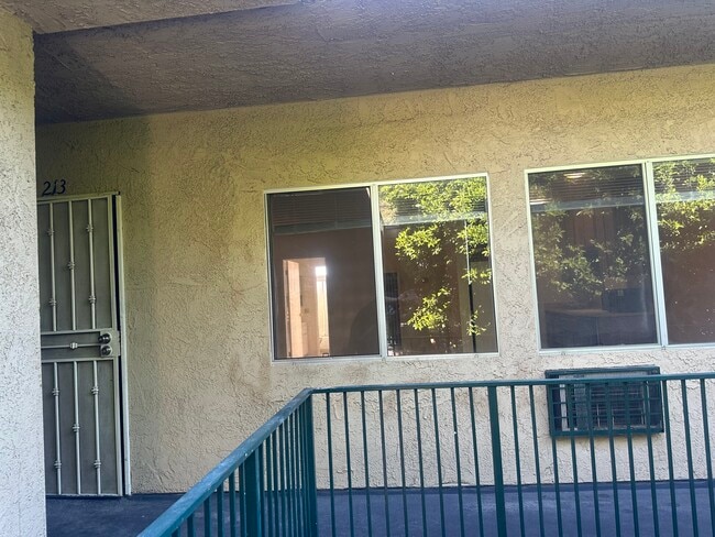 Foto del edificio - 15524 Sherman Way