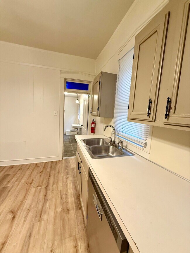 Foto del edificio - 144 E Main St