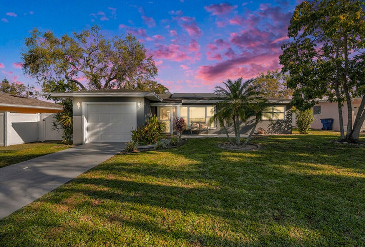 Foto principal - Single Family Home in Sunny Park Groves