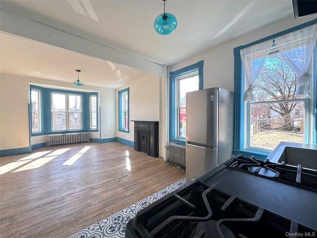 Building Photo - 23 Dubois St