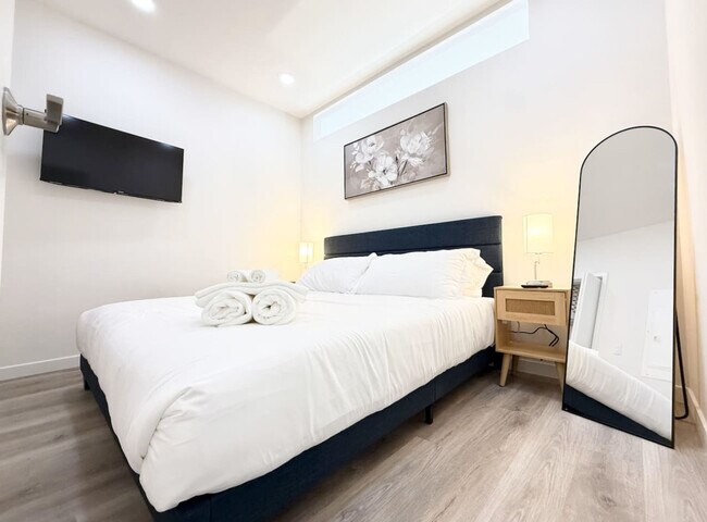 Building Photo - 501 N Perth St