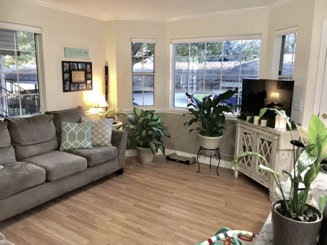 Building Photo - Pet Friendly Townhome in Provo