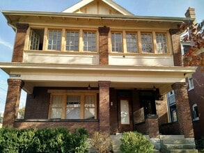 Building Photo - 2142 Summit St