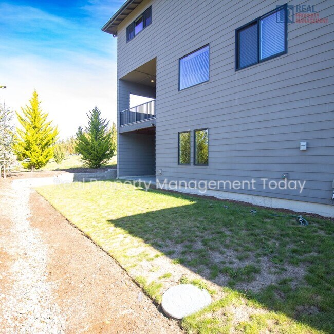 Building Photo - 4 Bedroom House in University Place!